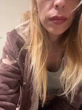 littlesquaw85 online show from October 22, 11:21 pm