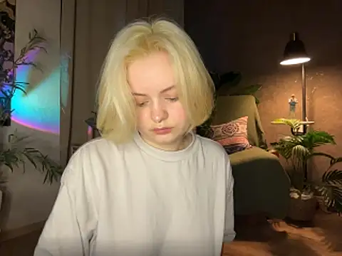 MoonIvy  online show from May 7, 6:44 pm