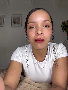 Yasmin777  online show from May 9, 11:40 pm