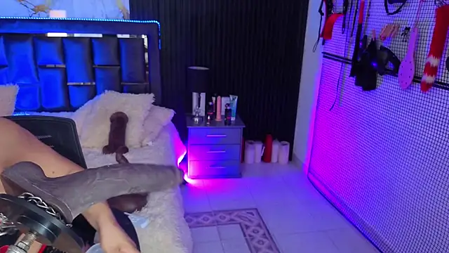 Issafoxx online show from February 21, 12:28 pm