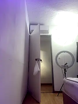 AmberMoss1 online show from October 7, 8:13 pm