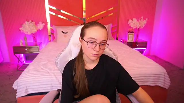 ArrinaWairr online show from October 9, 8:18 am