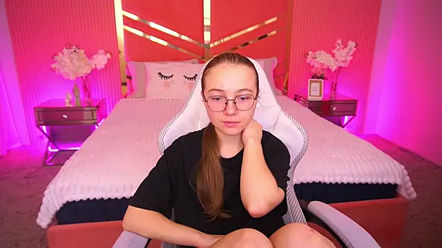 ArrinaWairr online show from October 31, 9:02 am