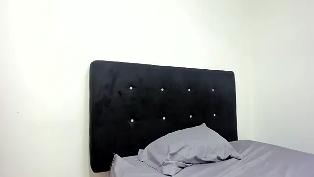 RoxanaBorns  online show from February 7, 1:59 pm