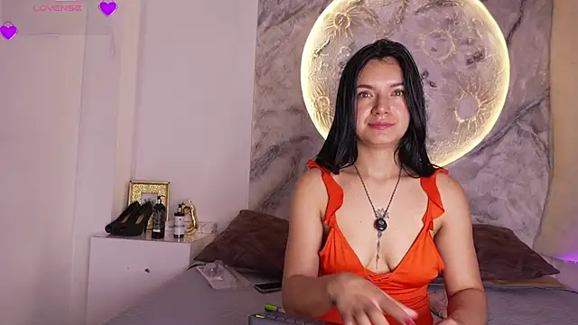 RoxanaBorns  online show from December 21, 1:59 pm