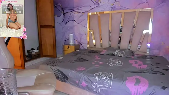 Elowen Clark online show from October 13, 8:11 pm