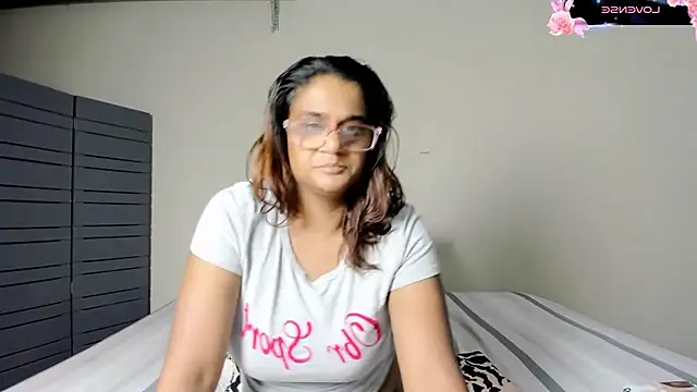 Strawberry Lips online show from November 15, 4:30 pm