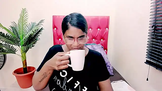 Strawberry Lips online show from November 19, 6:02 am