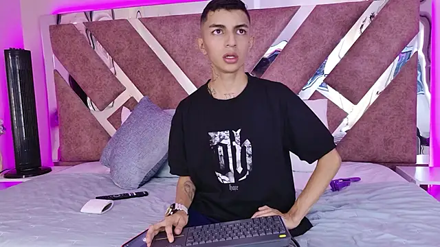 NickandAbby  online show from May 8, 8:10 pm
