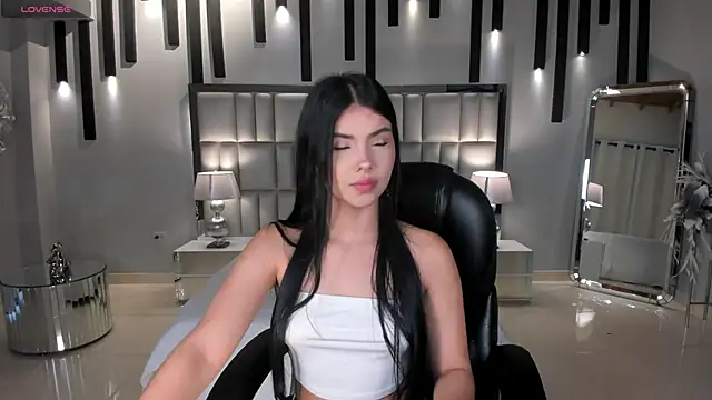 MiaLaurence online show from May 24, 11:42 am