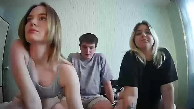 DivineTrio online show from September 17, 12:47 pm