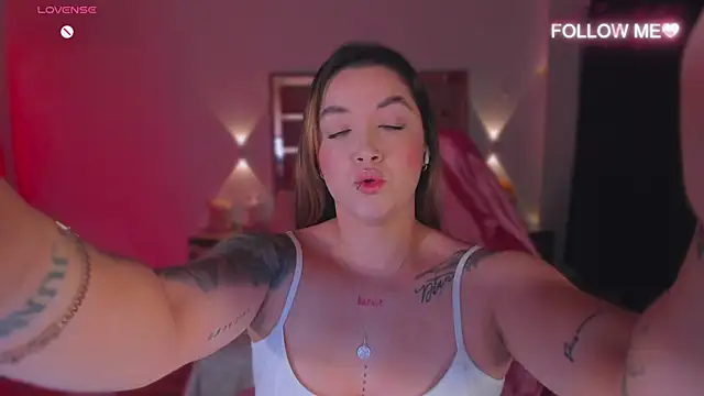 lunaarose online show from November 28, 3:42 am