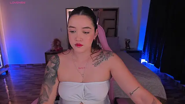 lunaarose online show from May 27, 2:41 am