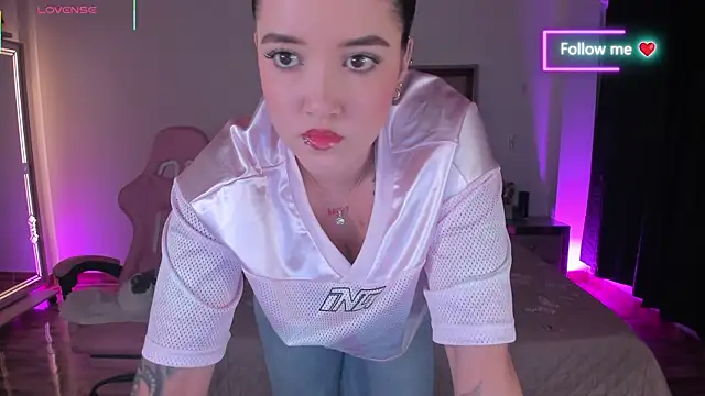lunaarose online show from May 7, 3:33 am