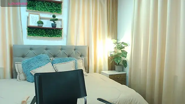 zohet kriss online show from October 17, 3:04 pm