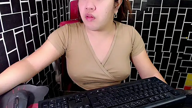 Snapshot of xUrDreamSlutWhore chatting on September 13, 4:37 pm xUrDreamSlutWhore online show from September 13, 4:37 pm