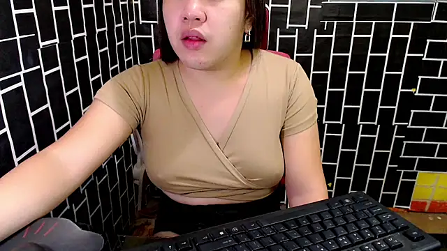 Snapshot of xUrDreamSlutWhore chatting on September 18, 8:29 pm xUrDreamSlutWhore online show from September 18, 8:29 pm