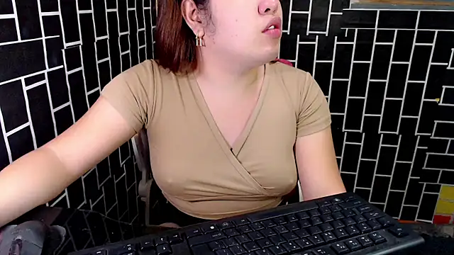 Snapshot of xUrDreamSlutWhore chatting on September 15, 6:04 pm xUrDreamSlutWhore online show from September 15, 6:04 pm