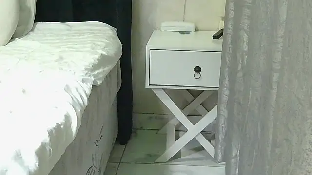 Petite Queenxx online show from September 14, 3:04 am
