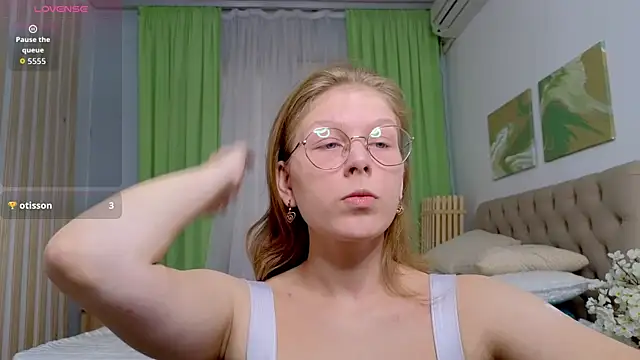 Lilly Belly online show from October 4, 2:32 pm