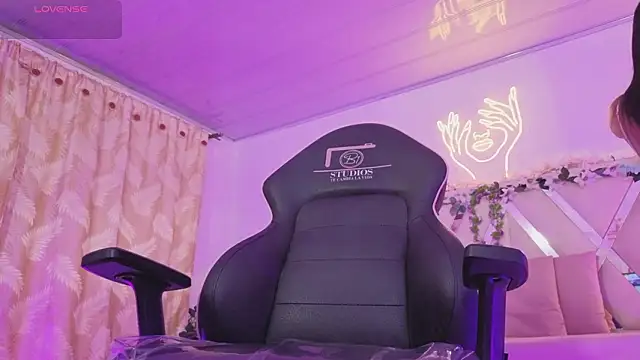 ZURY TAY online show from March 27, 12:06 pm