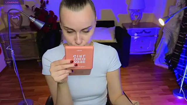 Kelly Cartier online show from October 10, 11:59 am