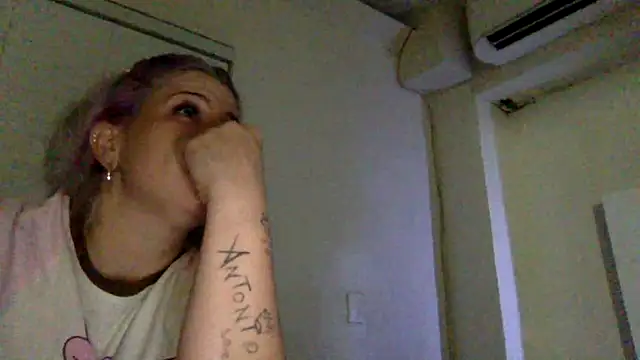 toomuchofafreak online show from October 29, 7:34 am