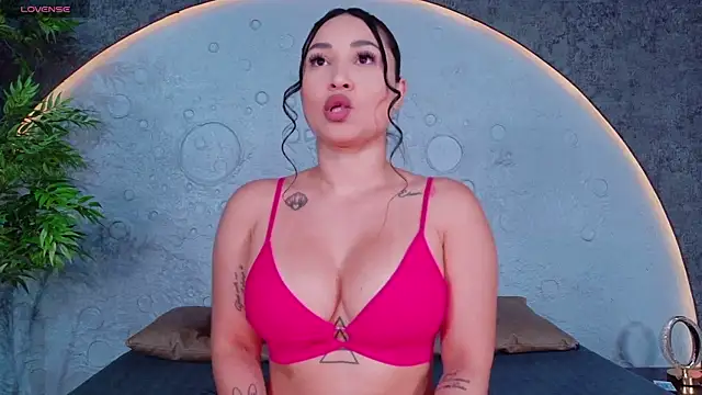 ReinaChloe online show from May 19, 4:36 pm