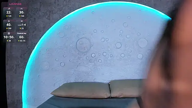 ReinaChloe online show from October 27, 4:24 pm