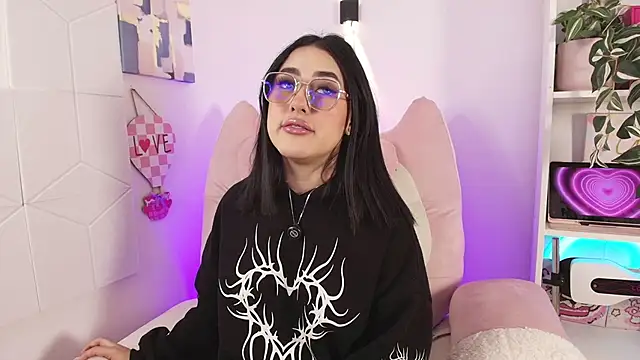 justonecute online show from May 4, 11:08 pm