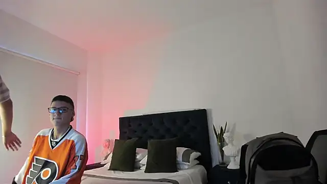 NoahLux online show from September 30, 7:19 pm