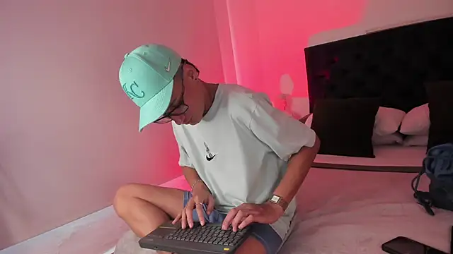 NoahLux online show from October 2, 7:52 pm