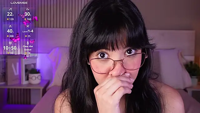aprilqueenie online show from May 15, 8:00 pm