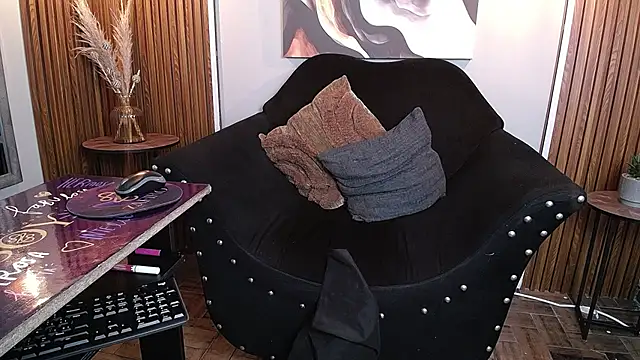 CurlyDani online show from May 15, 1:25 pm