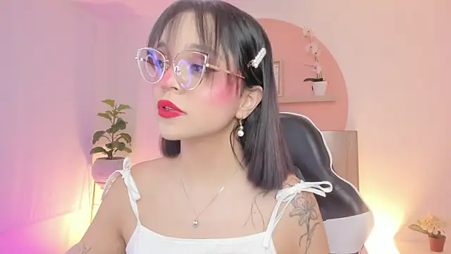 Clara Luu online show from May 7, 3:11 am