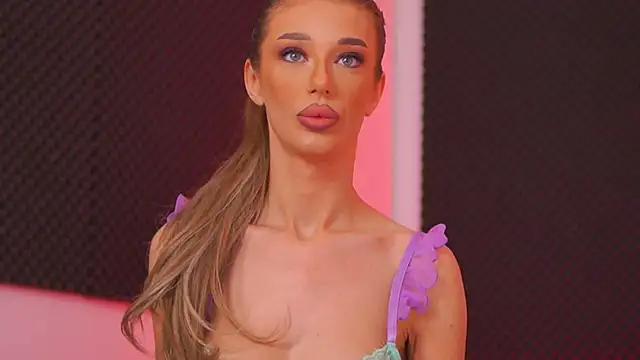 EllieRedd online show from December 21, 5:22 am