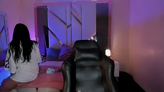 EmmaStonns online show from March 19, 4:00 pm