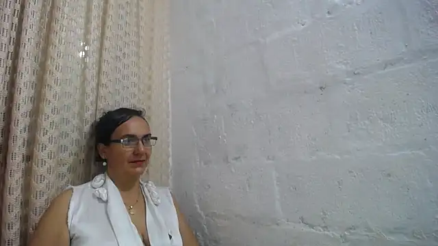 gabbyparker  online show from April 28, 9:35 am