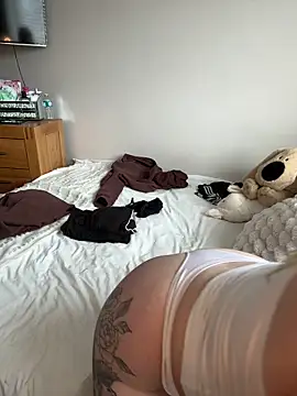 Layla 20  online show from February 23, 1:10 pm