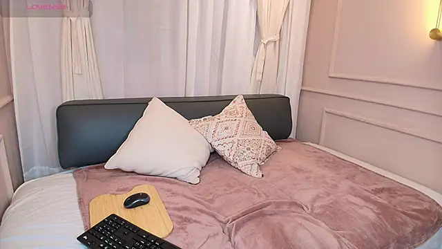 Nahomi key  online show from November 19, 7:58 pm