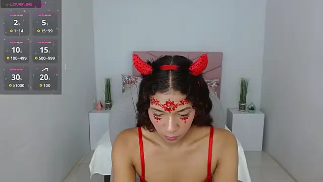 SarayVega  online show from October 31, 8:13 pm