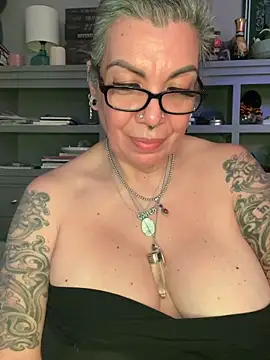 dieseldame1313 online show from May 18, 12:20 am