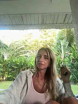 Snapshot of ChasingSunsets-Quinn chatting on October 9, 10:25 pm ChasingSunsets-Quinn online show from October 9, 10:25 pm