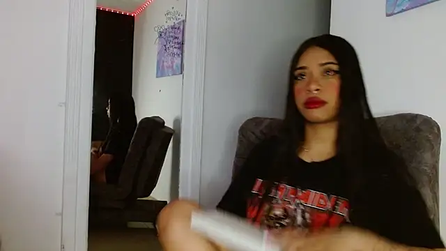 reina reina online show from March 4, 5:47 am