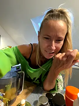 Snapshot of blondi2077 chatting on October 9, 3:49 pm blondi2077 online show from October 9, 3:49 pm