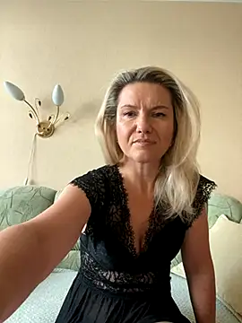Snapshot of AliceSwan4011 chatting on September 19, 2:49 pm AliceSwan4011 online show from September 19, 2:49 pm