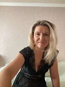 Snapshot of AliceSwan4011 chatting on September 13, 1:41 pm AliceSwan4011 online show from September 13, 1:41 pm