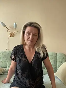 Snapshot of AliceSwan4011 chatting on September 22, 2:37 pm AliceSwan4011 online show from September 22, 2:37 pm