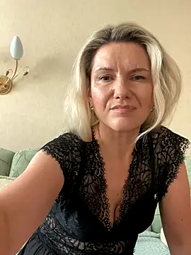 Snapshot of AliceSwan4011 chatting on September 18, 2:37 pm AliceSwan4011 online show from September 18, 2:37 pm