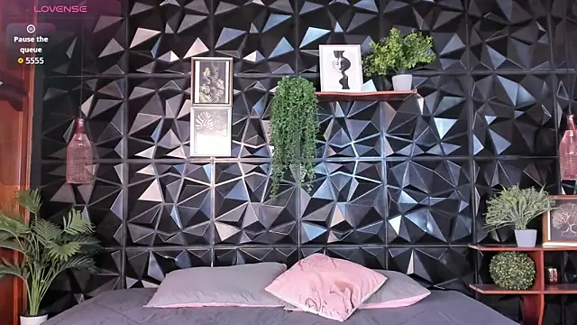 April  foxx online show from December 5, 2:18 pm